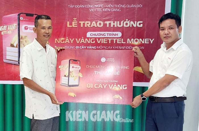 Khách hàng Viettel Kiên Giang trúng thưởng 2 cây vàng SJC trị giá hơn 130 triệu đồng